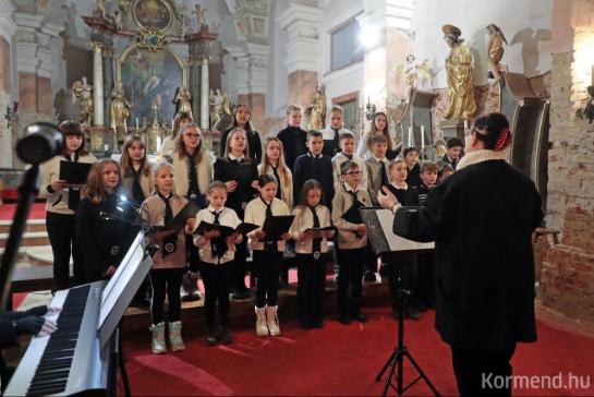 „Szlljatok le, szlljatok le karcsonyi angyalok…”