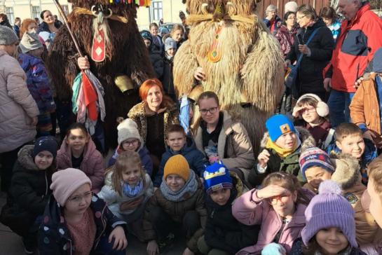 Kurentek felvonul�sa K�rmend v�ros f�ter�n