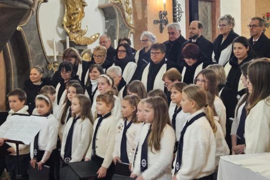 Adventi k�rusmuzsika az �r�mvas�rnapon