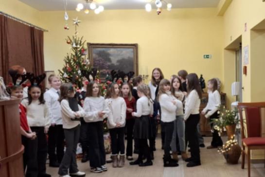 „Kar�csonyi angyal ablakodba sz�lljon….”